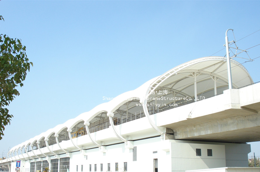 膜結(jié)構(gòu)施工中膜是如何安裝的呢？